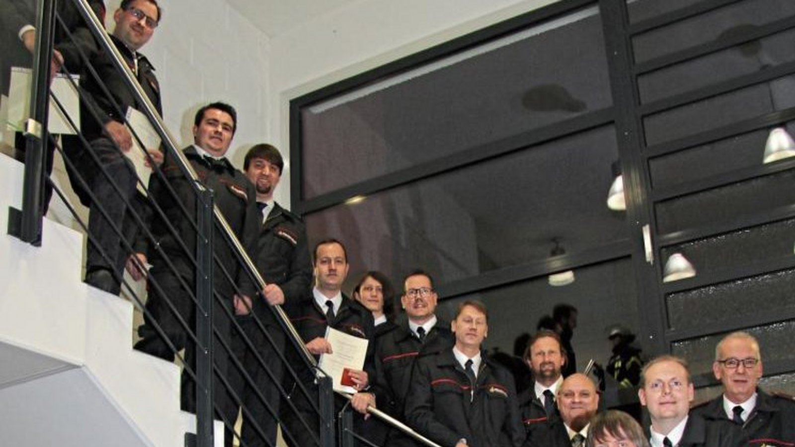Die Geehrten der Feuerwehr Sersheim zusammen mit Bürgermeister Jürgen Scholz (Fünfter von rechts) und Kommandant Lucas Reiber (Vierter von links). Foto: Banholzer Die Geehrten der Feuerwehr Sersheim zusammen mit Bürgermeister Jürgen Scholz (Fünfter von rechts) und Kommandant Lucas Reiber (Vierter von links). Foto: Banholzer
