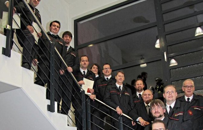 Die Geehrten der Feuerwehr Sersheim zusammen mit Bürgermeister Jürgen Scholz (Fünfter von rechts) und Kommandant Lucas Reiber (Vierter von links).  Foto: Banholzer