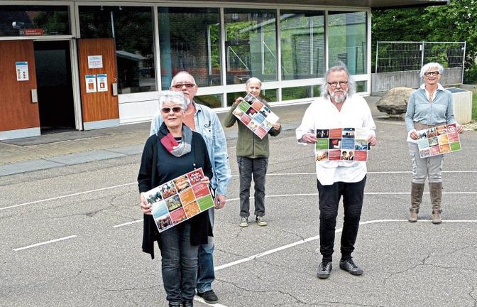 Aktuelle Illinger Kunst ehrt den renommierten Illinger Künstler Wilhelm Hager: Andrea Holler- Liebhaber (von links), Regina Fischer, Margret Schmid-Hager, Marcel Hager, Annette Wiesner, Hans Schmid, Regina Allgaier und Thomas Knodel laden zum vielschichtigen Kunstgenuss in der Stromberggemeinde.  Foto: Stahlfeld