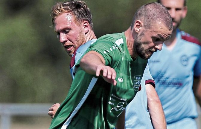 Wo geht es hin? Der TSV Kleinglattbach (vorne Daniel Linder) rollt das Feld von hinten auf, der SV Illingen mit Andreas Köppl schließt die Hinrunde als Dritter ab. Foto: Küppers