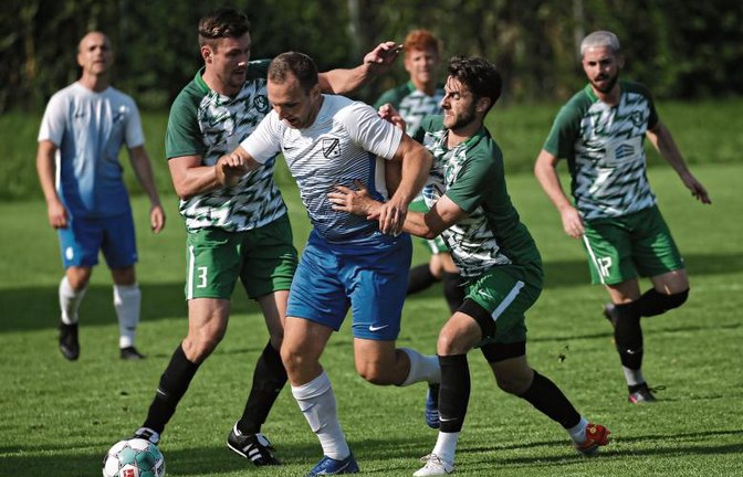 Die Sersheimer wissen um die Gefährlichkeit von David Jovanovic (Mitte), den mit Marvin Wamsler (links) und Dennis Konradt gleich zwei Spieler in die Zange nehmen. Foto: Küppers