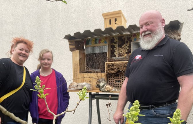 Mitarbeiterin Franka Flach und ihre Familie vor ihrem Bauwerk für Insekten.  <span class='image-autor'>Foto: p</span>