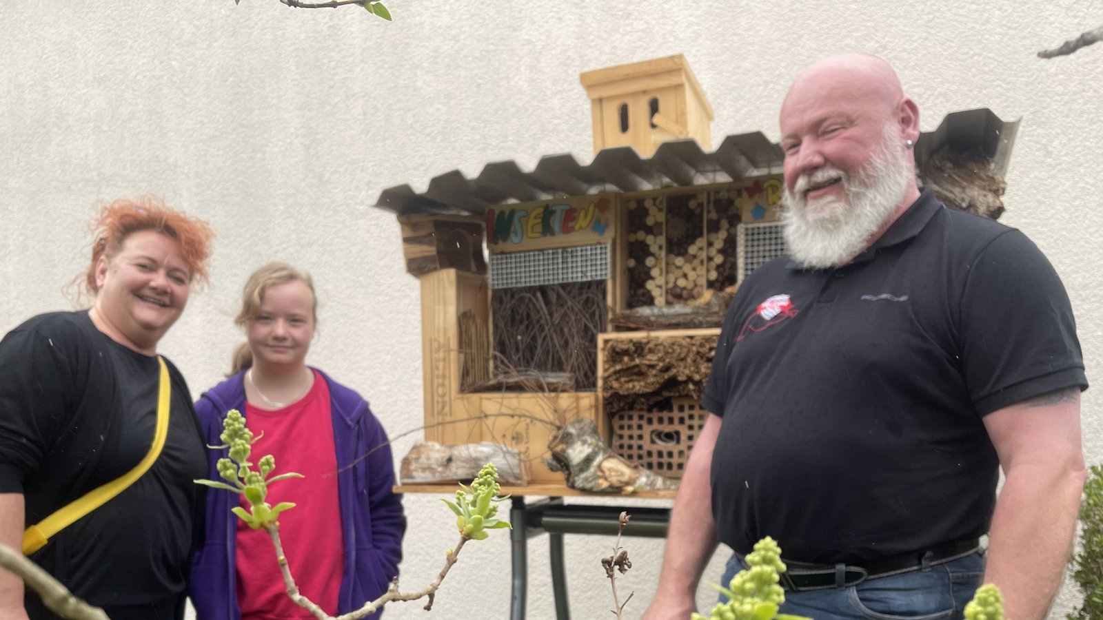 Mitarbeiterin Franka Flach und ihre Familie vor ihrem Bauwerk für Insekten. Foto: p Mitarbeiterin Franka Flach und ihre Familie vor ihrem Bauwerk für Insekten. Foto: p