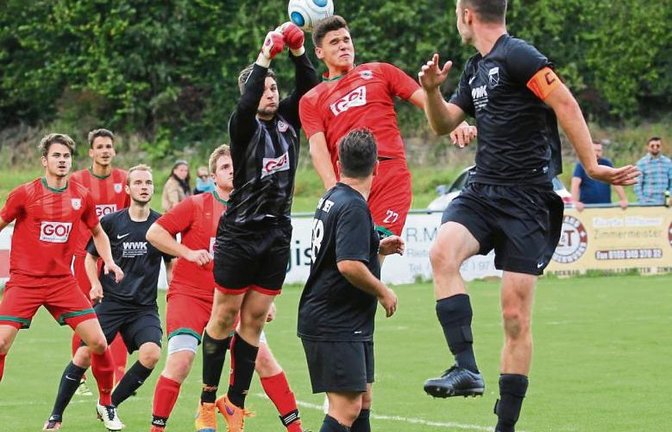 Im Pokal spielen heute um 18 Uhr unter anderem der SV Riet (schwarze Trikots) bei den SF Großsachsenheim und der TSV Nussdorf (in Rot) beim TSV Großglattbach. Foto: Küppers