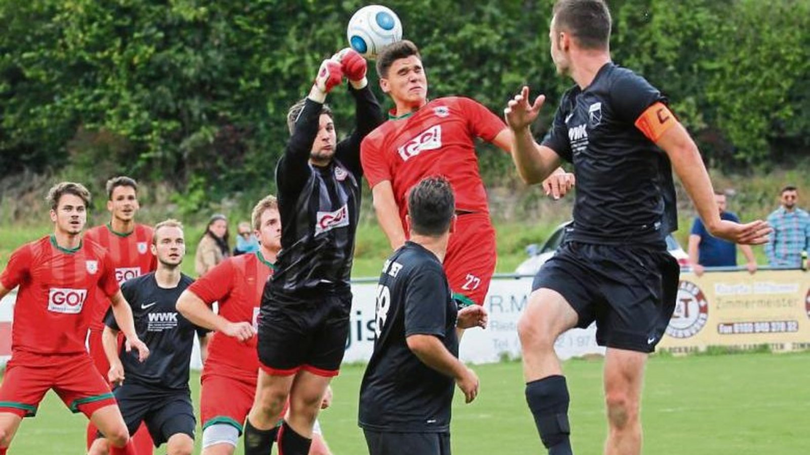 Im Pokal spielen heute um 18 Uhr unter anderem der SV Riet (schwarze Trikots) bei den SF Großsachsenheim und der TSV Nussdorf (in Rot) beim TSV Großglattbach. Foto: Küppers