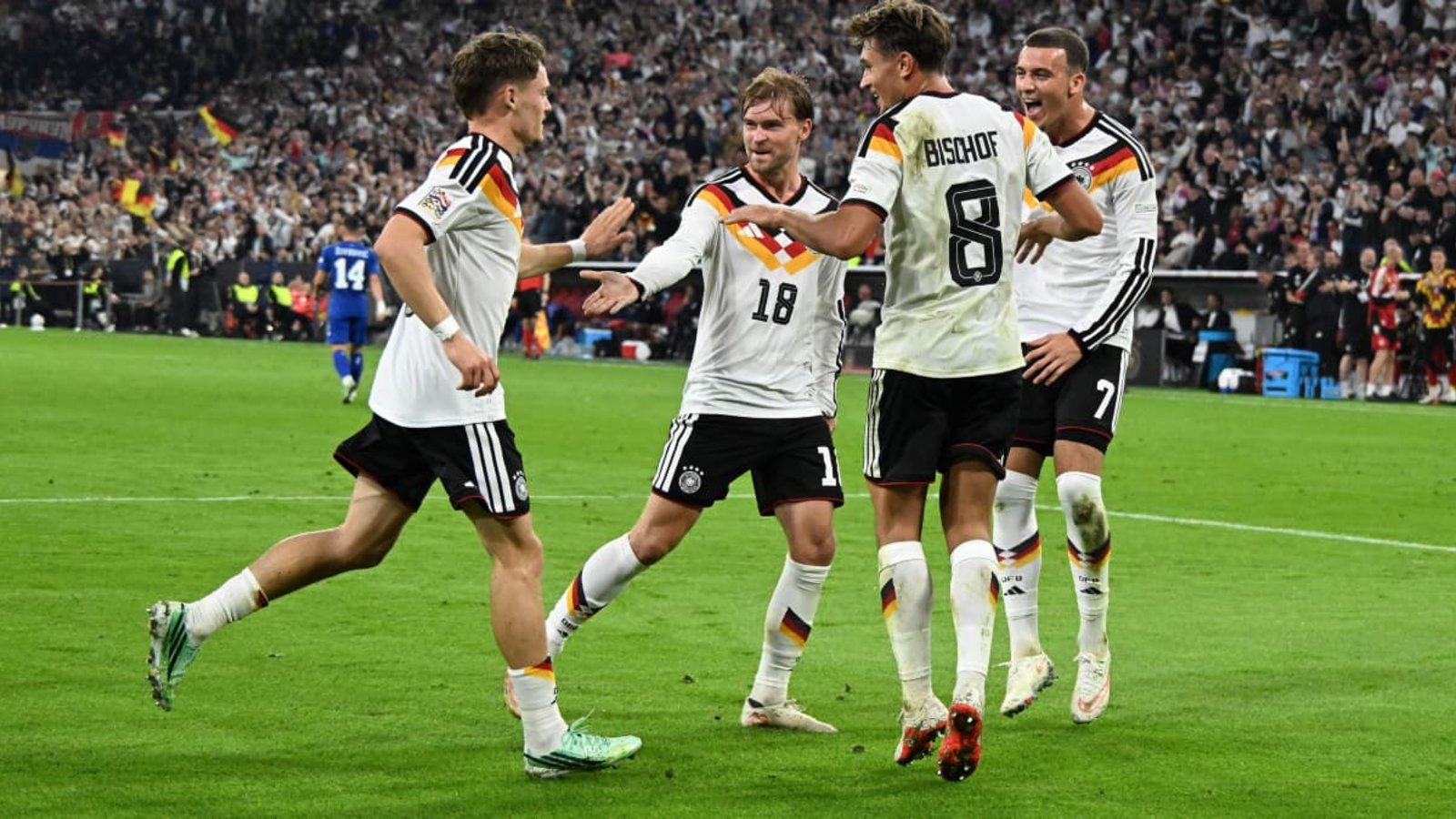 Die deutsche Nationalmannschaft siegt – Said El Mala, Tom Bischof und Maximilian Mittelstädt jubeln mit Torschütze Florian Wirtz (v. re.).IMAGO/Gerhard Schultheiß