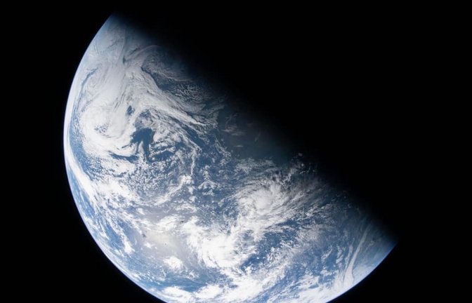 Engagement für den Klimaschutz sei wichtig, erinnert Umweltminister Schneider (Symbolfoto).<span class='image-autor'>Uncredited/NASA/AP/dpa</span>