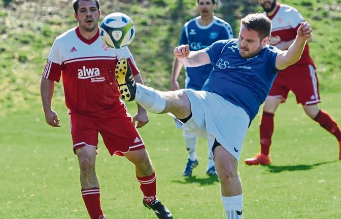 Aurichs Christian Vogel (rechts) klärt vor Tobias Hellwig. Die SGM Hohenhaslach/Freudental gewann die B-7-Partie dennoch mit 4:1. Am grünen Tisch verlor sie nun aber die Punkte. Foto: Leitner