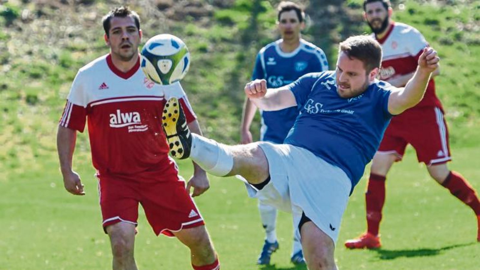 Aurichs Christian Vogel (rechts) klärt vor Tobias Hellwig. Die SGM Hohenhaslach/Freudental gewann die B-7-Partie dennoch mit 4:1. Am grünen Tisch verlor sie nun aber die Punkte. Foto: Leitner Aurichs Christian Vogel (rechts) klärt vor Tobias Hellwig. Die SGM Hohenhaslach/Freudental gewann die B-7-Partie dennoch mit 4:1. Am grünen Tisch verlor sie nun aber die Punkte. Foto: Leitner