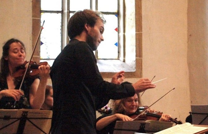 Von heiter und tänzerisch bis hin zu furiosem Aufspiel: Dirigent Wallinger und die Kammersinfoniker bieten Musikgenuss in Lienzingen. <span class='image-autor'>Foto: Filiz</span>