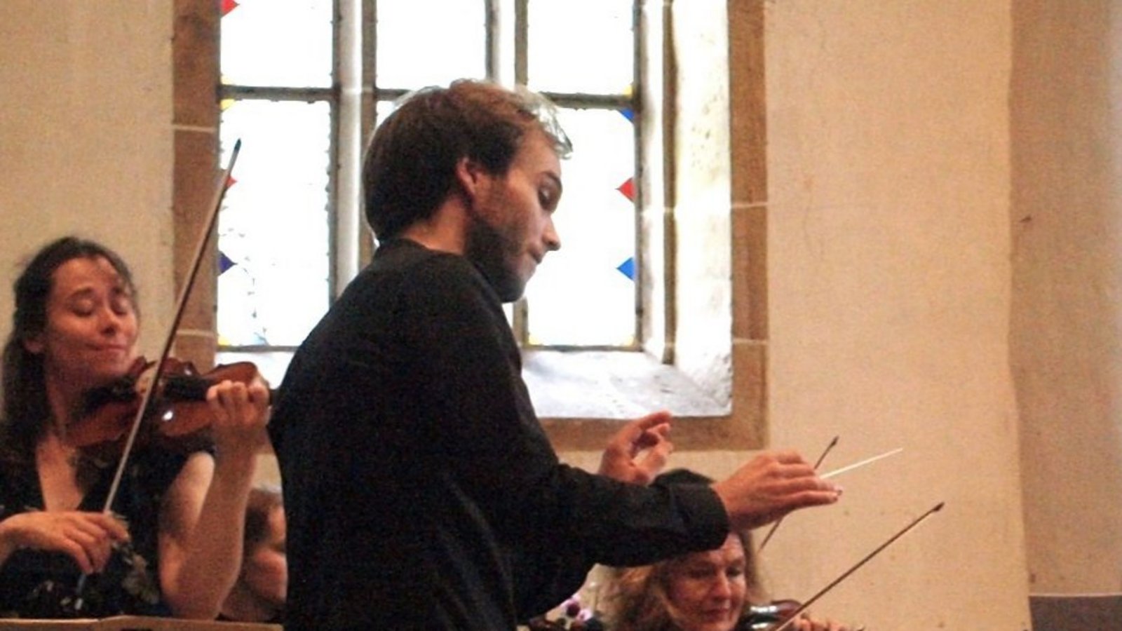 Von heiter und tänzerisch bis hin zu furiosem Aufspiel: Dirigent Wallinger und die Kammersinfoniker bieten Musikgenuss in Lienzingen. Foto: Filiz Von heiter und tänzerisch bis hin zu furiosem Aufspiel: Dirigent Wallinger und die Kammersinfoniker bieten Musikgenuss in Lienzingen. Foto: Filiz