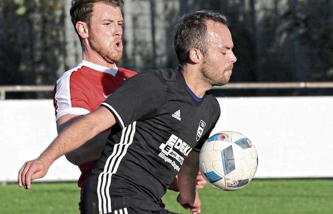 Philipp Gutjahr setzt sich durch. Kleinglattbach spielte gestern 1:1 gegen Hessigheim. Foto: Küppers
