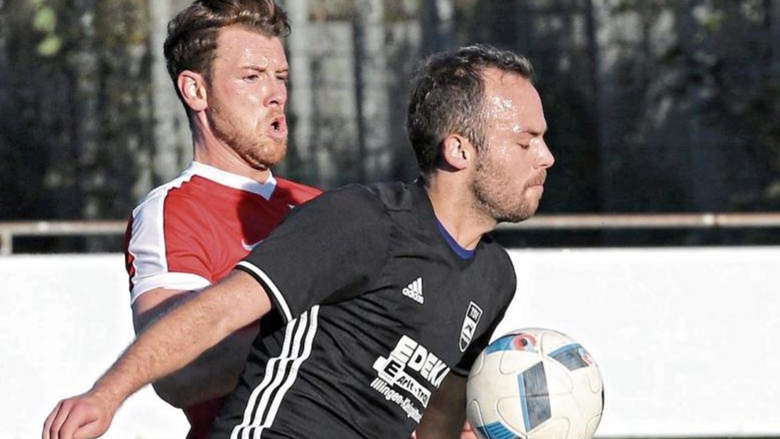 Philipp Gutjahr setzt sich durch. Kleinglattbach spielte gestern 1:1 gegen Hessigheim. Foto: Küppers