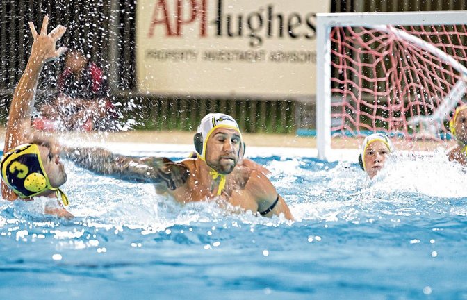 Voller Einsatz hat die Karriere von Florian Naroska (Mitte) als Wasserballprofi bestimmt. Jetzt übernimmt der nach Australien ausgewanderte Vaihinger die Aufgabe des Trainers. Fotos: privat