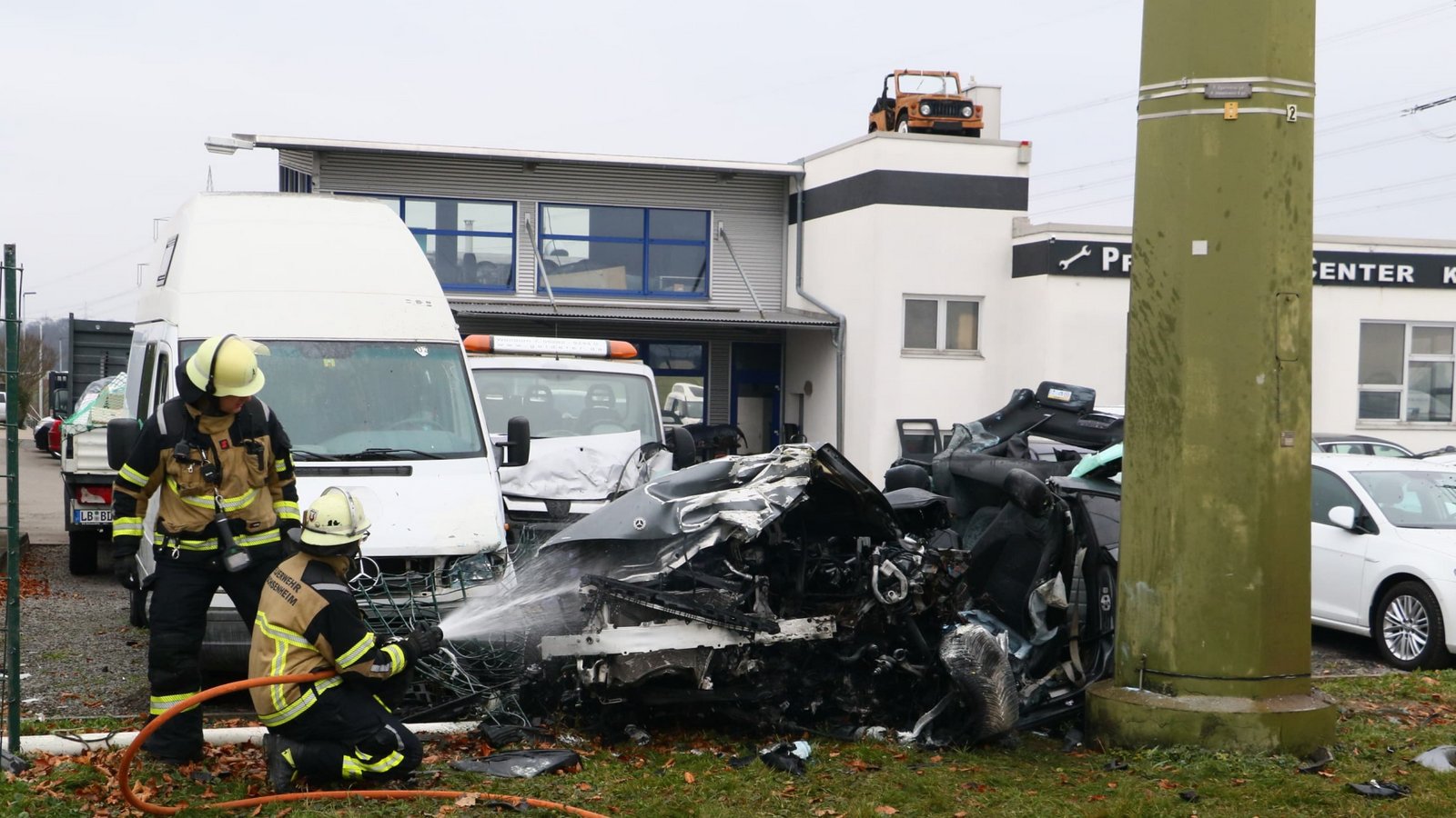Das Unfallfahrzeug in Sachsenheim. Foto: KS-Images.de/Andreas Rometsch