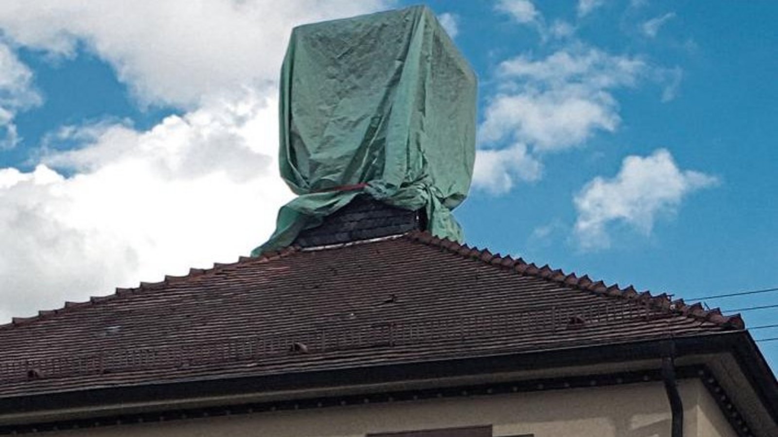 „Man könnte meinen, Christo wäre in Ensingen gewesen, um das Rathaus zu verpacken“, schreibt Klaus-Peter Hilgers zu seinem Foto. Doch Vaihingens Pressesprecherin Martina Fischer winkt ab: „Es handelt sich nicht um das Werk von Christo! Die Erklärung ist v „Man könnte meinen, Christo wäre in Ensingen gewesen, um das Rathaus zu verpacken“, schreibt Klaus-Peter Hilgers zu seinem Foto. Doch Vaihingens Pressesprecherin Martina Fischer winkt ab: „Es handelt sich nicht um das Werk von Christo! Die Erklärung ist v