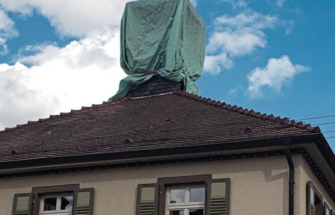 „Man könnte meinen, Christo wäre in Ensingen gewesen, um das Rathaus zu verpacken“, schreibt Klaus-Peter Hilgers zu seinem Foto. Doch Vaihingens Pressesprecherin Martina Fischer winkt ab: „Es handelt sich nicht um das Werk von Christo! Die Erklärung ist v