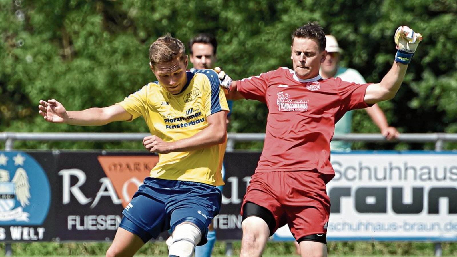 Stürmern wie Tim Stuible (links) ist es nicht fremd, wie Sinan Yilmaz das Nussdorfer Team ausrichtet. Am Sonntag steht das erste Spiel an. Foto: Leitner Stürmern wie Tim Stuible (links) ist es nicht fremd, wie Sinan Yilmaz das Nussdorfer Team ausrichtet. Am Sonntag steht das erste Spiel an. Foto: Leitner