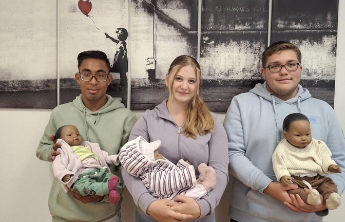 Schülerinnen und Schüler der Propsteischule mit den Babypuppen der Caritas: "schon manchmal nervig".<span class='image-autor'>Eva-Maria Manz</span>