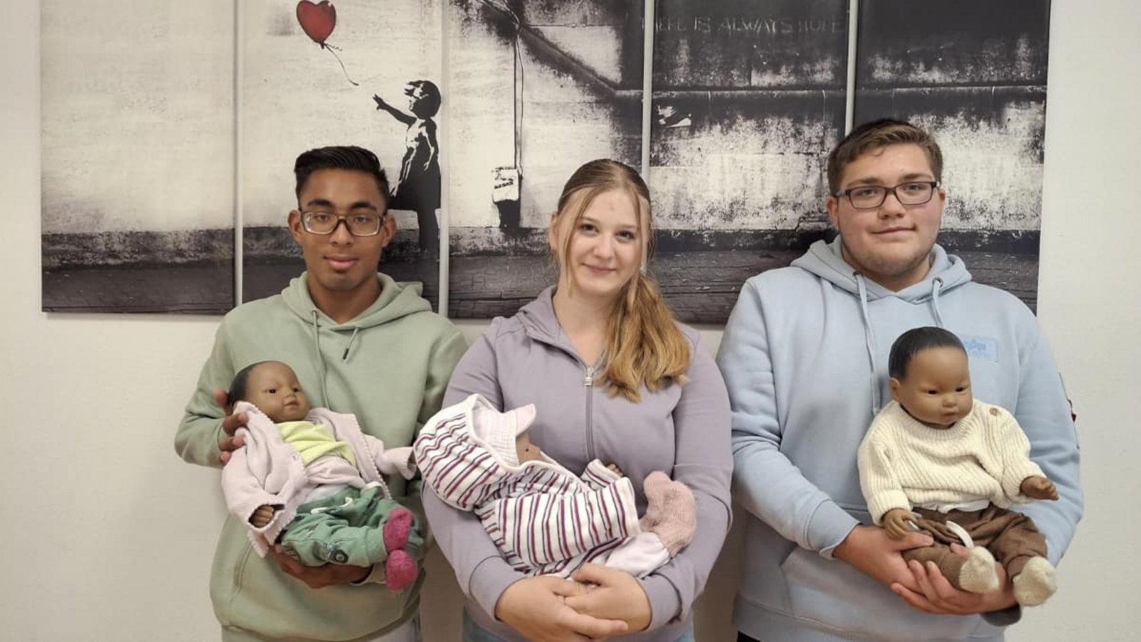 Schülerinnen und Schüler der Propsteischule mit den Babypuppen der Caritas: "schon manchmal nervig".Eva-Maria Manz Schülerinnen und Schüler der Propsteischule mit den Babypuppen der Caritas: "schon manchmal nervig".Eva-Maria Manz