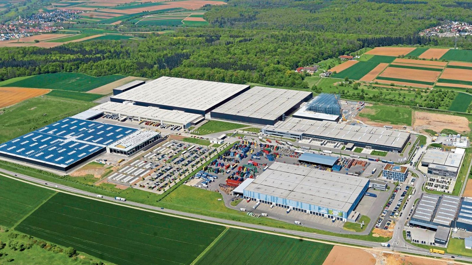 Porsche baut an: Auf einer Fläche von 42 000 Quadratmetern entsteht im Eichwald ein neues Logistikzentrum für das Modell 911. Foto: Kuhnle Porsche baut an: Auf einer Fläche von 42 000 Quadratmetern entsteht im Eichwald ein neues Logistikzentrum für das Modell 911. Foto: Kuhnle
