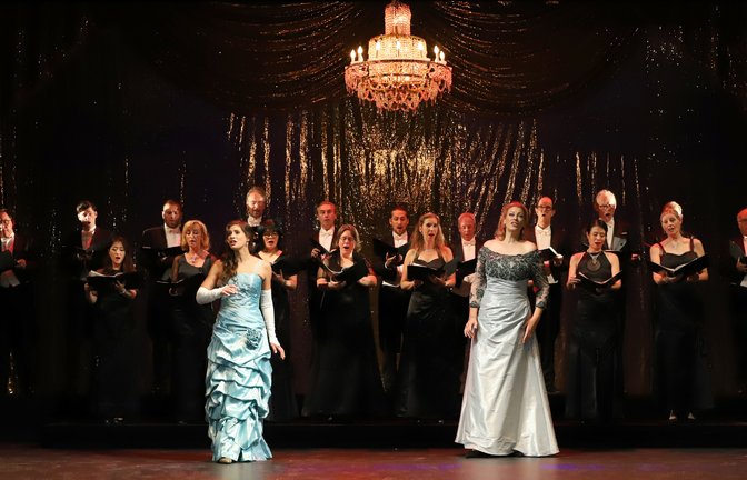 Cecilia Pastewski (vorne links) und Dorothee Böhnisch (vorne rechts) traten mit dem Chor des Theaters Pforzheim auf. <span class='image-autor'>Foto: Haymann</span>
