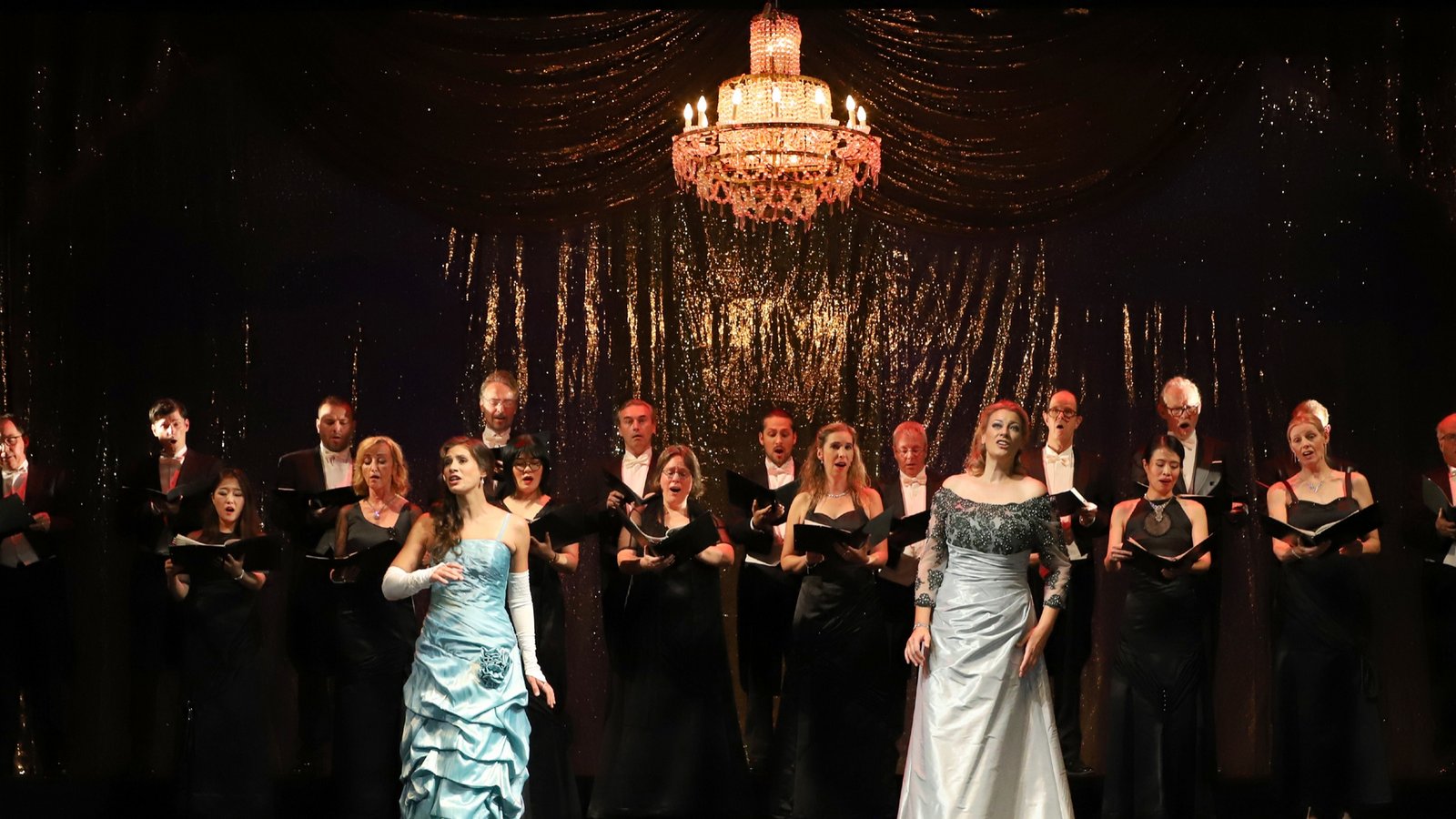 Cecilia Pastewski (vorne links) und Dorothee Böhnisch (vorne rechts) traten mit dem Chor des Theaters Pforzheim auf. Foto: Haymann Cecilia Pastewski (vorne links) und Dorothee Böhnisch (vorne rechts) traten mit dem Chor des Theaters Pforzheim auf. Foto: Haymann