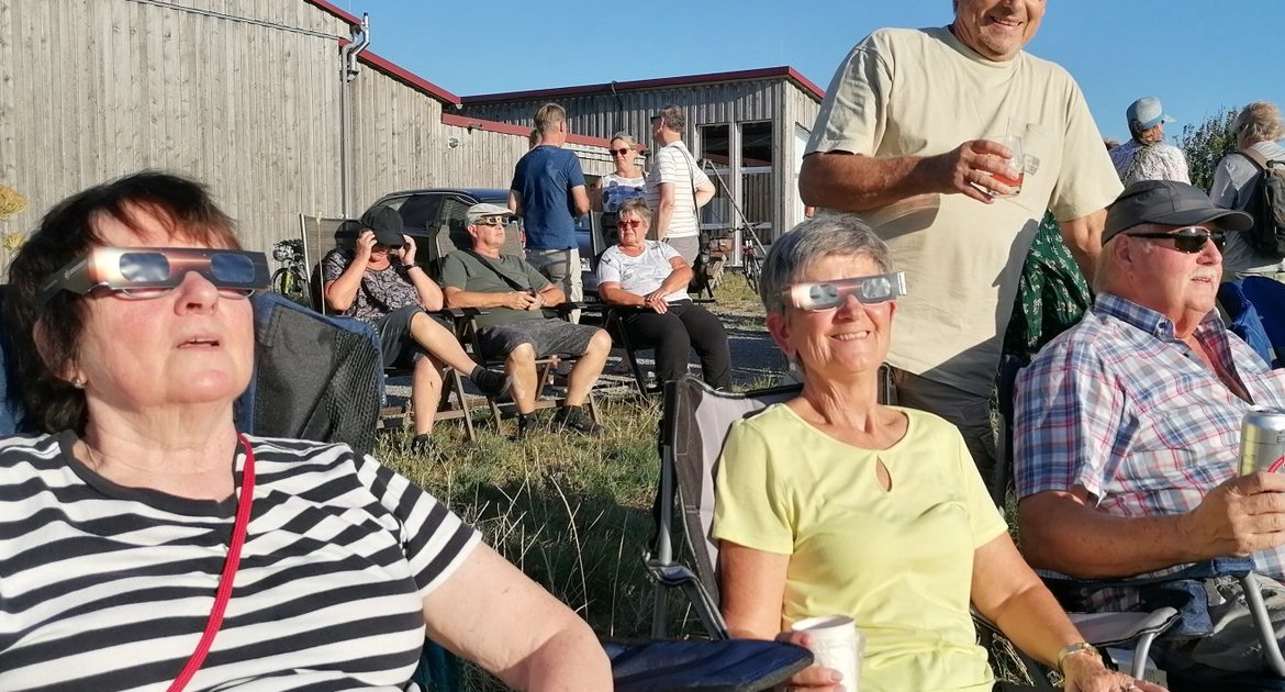 Vaihingen, Weitfeld Segelflieger partielle Sonnenfinsternis Astronomie Schutzbrillen