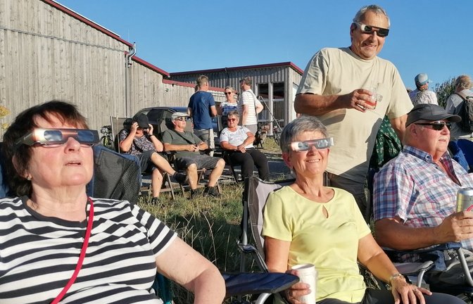 Viele Vaihingerinnen und Vaihinger nutzen das himmlische Ereignis für ein Picknick auf dem Weitfeld beim Segelflug-Gelände.  <span class='image-autor'>Fotos: Banholzer (3)/Rücker (2)</span>