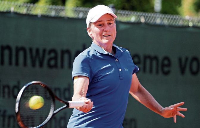 Maximaler Erfolg: Petra Dobusch hat sich bei der Tennis-Hallen-DM der Senioren oft strecken müssen. Doch in der Regel stellte sie ihre Gegnerinnen vor unlösbare Aufgaben. Foto: Archiv/Baumann