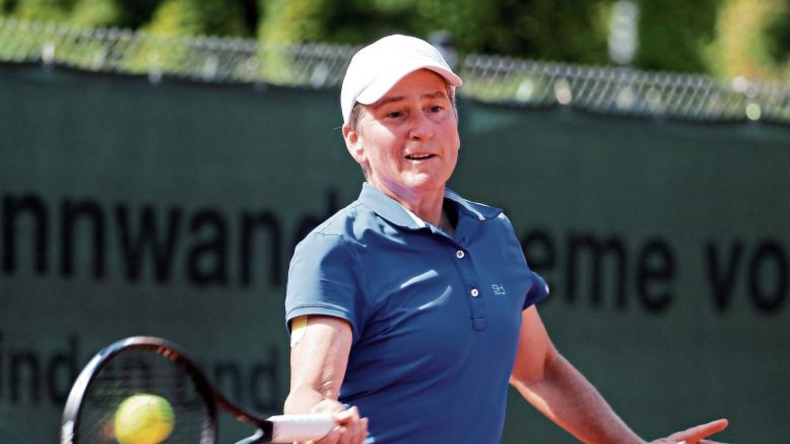 Maximaler Erfolg: Petra Dobusch hat sich bei der Tennis-Hallen-DM der Senioren oft strecken müssen. Doch in der Regel stellte sie ihre Gegnerinnen vor unlösbare Aufgaben. Foto: Archiv/Baumann