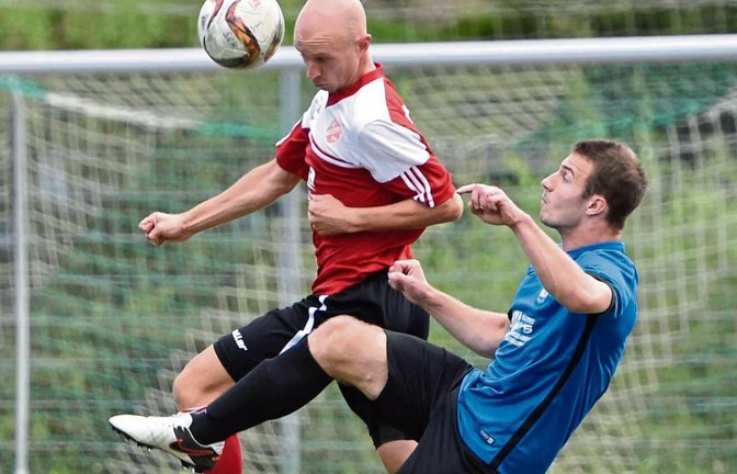 Philipp Gögel (links) und Ron Räpple schenken sich in der Partie der SGM Hohenhaslach/Freudental gegen den VfB Vaihingen nichts. Foto: Leitner