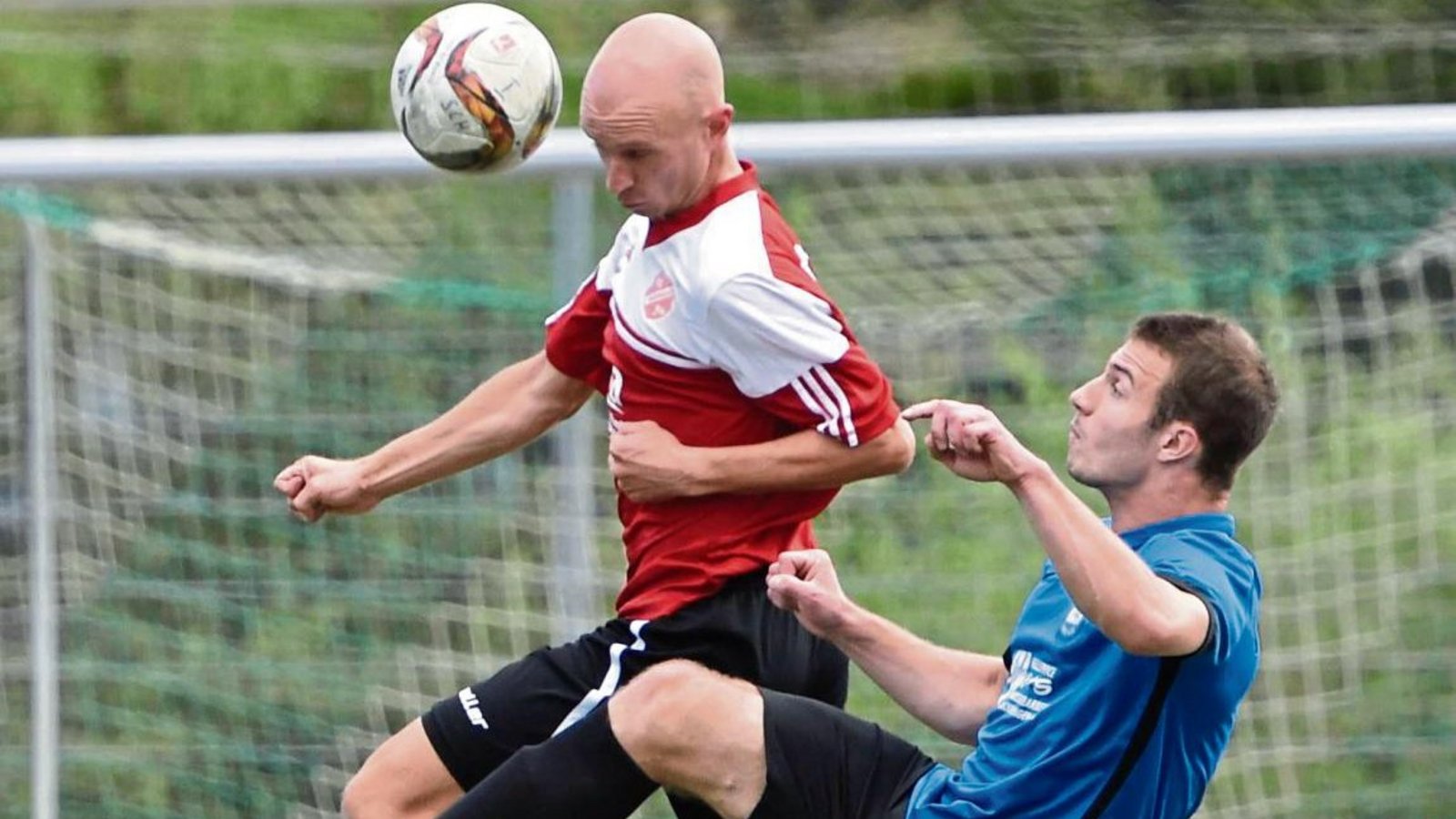 Philipp Gögel (links) und Ron Räpple schenken sich in der Partie der SGM Hohenhaslach/Freudental gegen den VfB Vaihingen nichts. Foto: Leitner