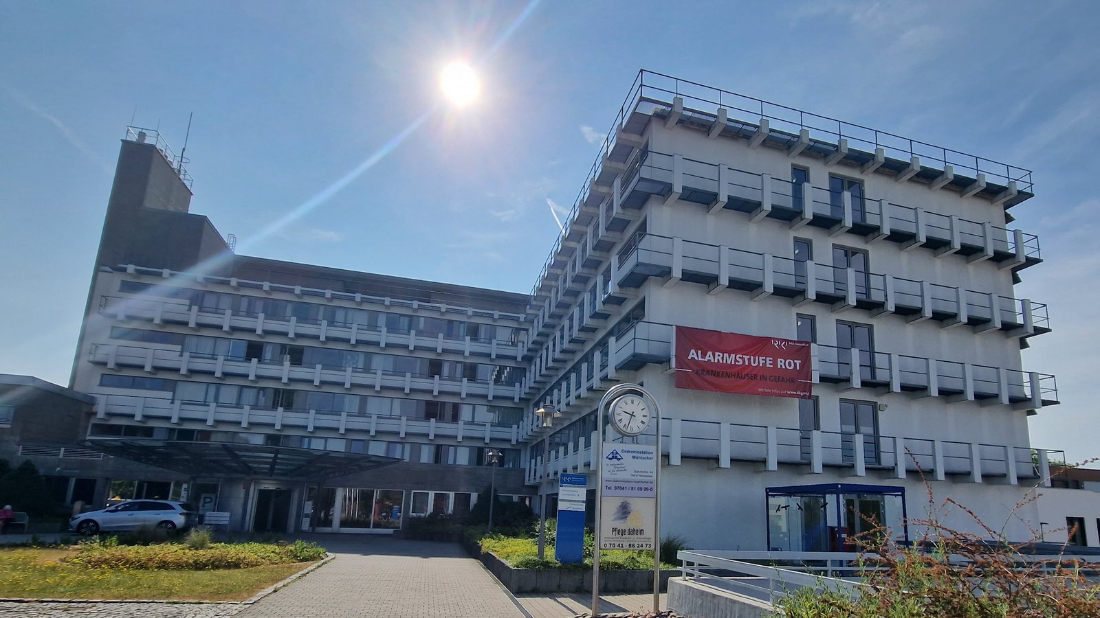 „Alarmstufe Rot“, verkündet auch ein Banner an der Klinik in Mühlacker.  Foto: Friedrich