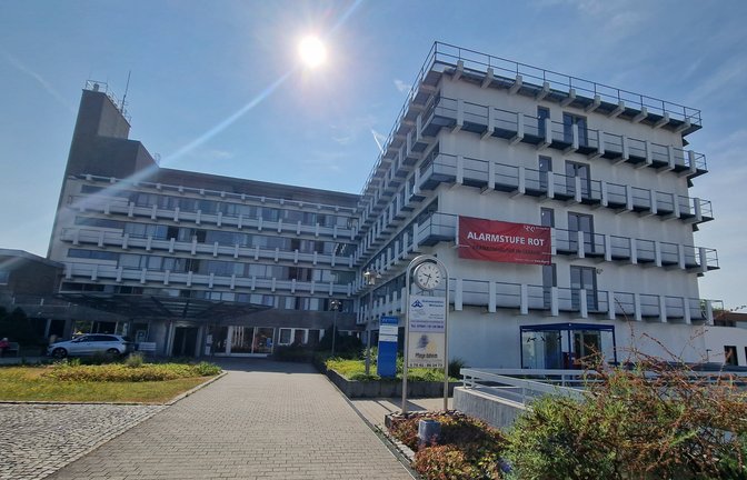 „Alarmstufe Rot“, verkündet auch ein Banner an der Klinik in Mühlacker.  <span class='image-autor'>Foto: Friedrich</span>