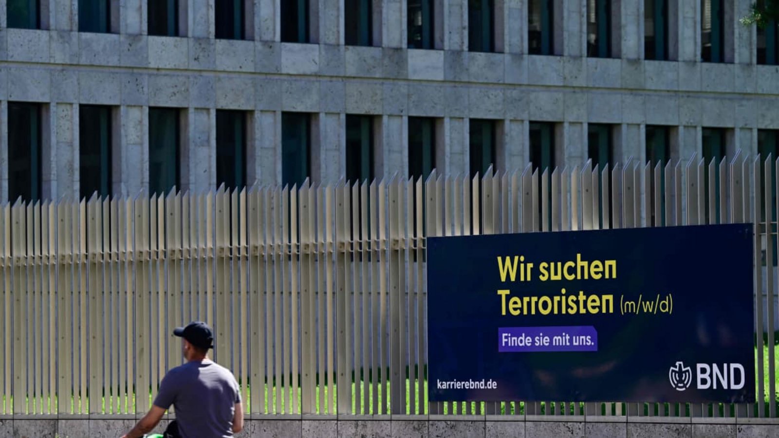 Bald echte Geheimdienste: Der BND und der Bundesverfassungsschutz sollen bald nicht nur Nachrichten sammeln, sondern im In- und Ausland aktiv werden dürfen.John MacDougall/afp Bald echte Geheimdienste: Der BND und der Bundesverfassungsschutz sollen bald nicht nur Nachrichten sammeln, sondern im In- und Ausland aktiv werden dürfen.John MacDougall/afp