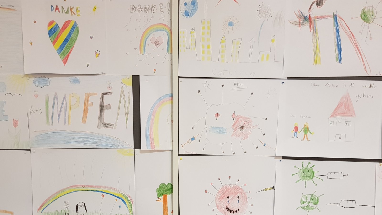 Im Impfzentrum in Oberriexingen haben die Kinder, die sich dort impfen ließen, ihre Gedanken in Bildern zum Ausdruck gebracht.  Foto: Gergen