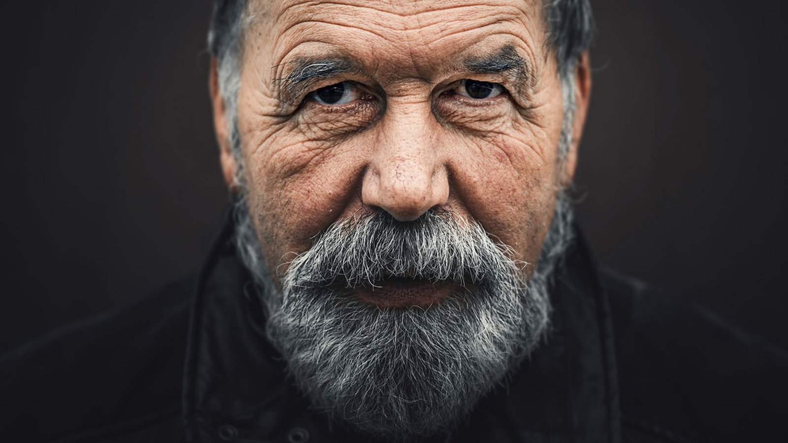 Sein bärtiges Gesicht ist von der Arbeit in der Landwirtschaft wettergegerbt. „Ich bin ein Kämpfer“, sagt Georg Gallus.Foto: Andreas Reiner Sein bärtiges Gesicht ist von der Arbeit in der Landwirtschaft wettergegerbt. „Ich bin ein Kämpfer“, sagt Georg Gallus.Foto: Andreas Reiner