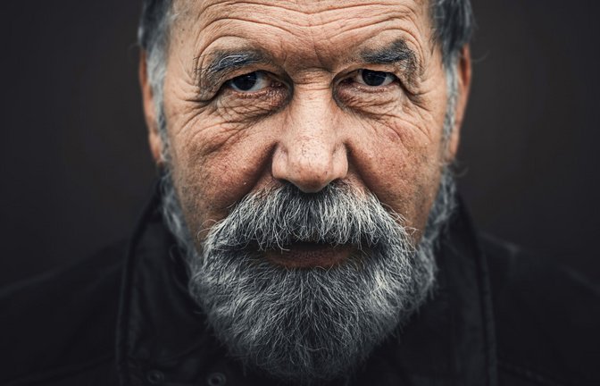Sein bärtiges Gesicht ist von der Arbeit in der Landwirtschaft  wettergegerbt. „Ich bin ein Kämpfer“, sagt Georg Gallus.<span class='image-autor'>Foto: Andreas Reiner</span>