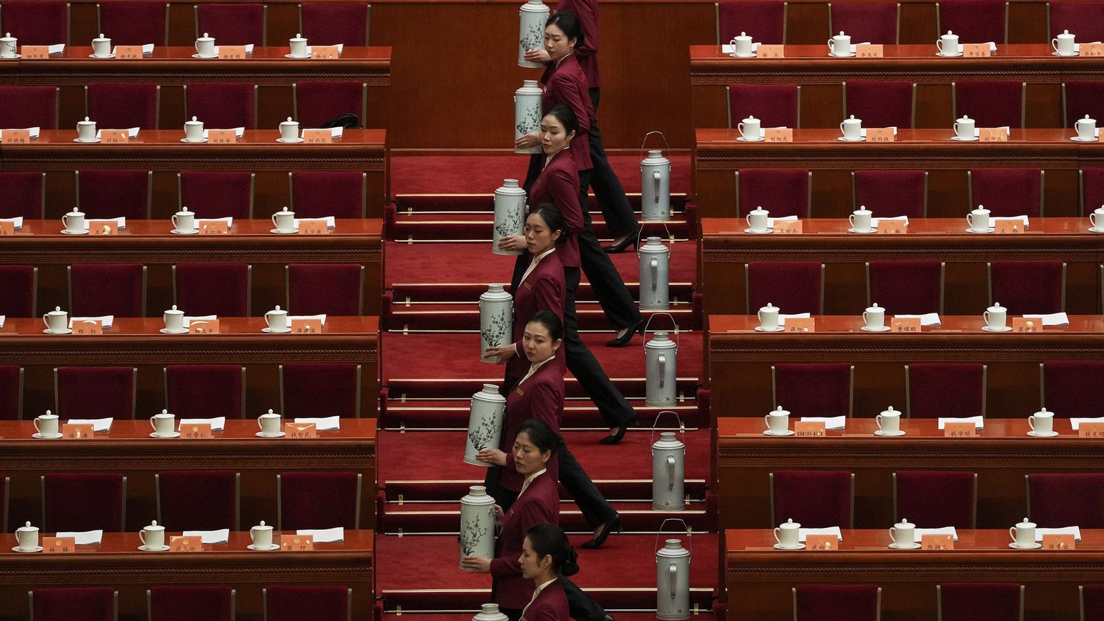 Alles folgt einer strengen Choreografie – selbst das Einschenken des Tees.Foto: dpa/Andy Wong
