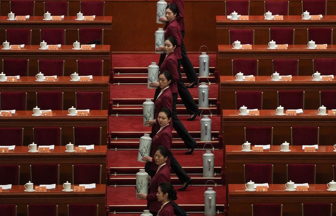 Alles folgt einer strengen Choreografie – selbst das Einschenken des Tees.<span class='image-autor'>Foto: dpa/Andy Wong</span>