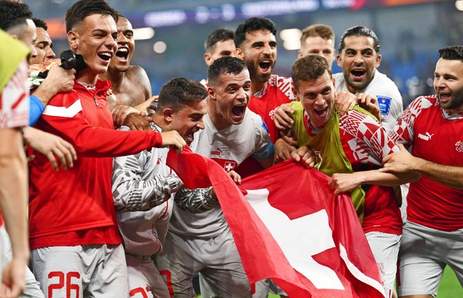 Die Schweizer Nationalspieler feiern  ihren Sieg gegen Serbien und den Einzug ins Achtelfinale.<span class='image-autor'>Foto: IMAGO//eng Dingbo</span>