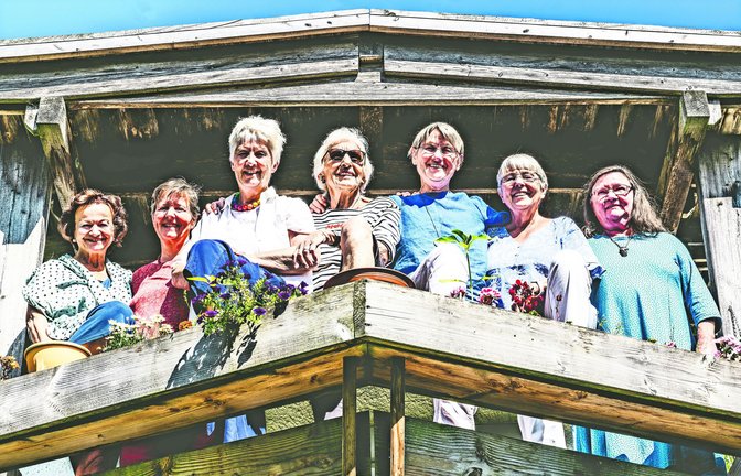 Ungewöhnliche Wohngemeinschaft: Gertrud Bleifuß, Dorothee Nau, Beatrix Hassert, Runa Rittler, Fritzi Schöfer, Erla Spatz-Zöllner und  Petra Matria Bernas (von links).<span class='image-autor'>Foto: Andreas Reiner</span>