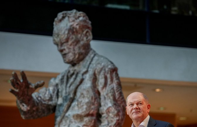 In der SPD ist im Hintergrund einer immer mit dabei: Olaf Scholz mit der Statue von Willy Brandt.<span class='image-autor'>Foto: dpa/Kay Nietfeld</span>