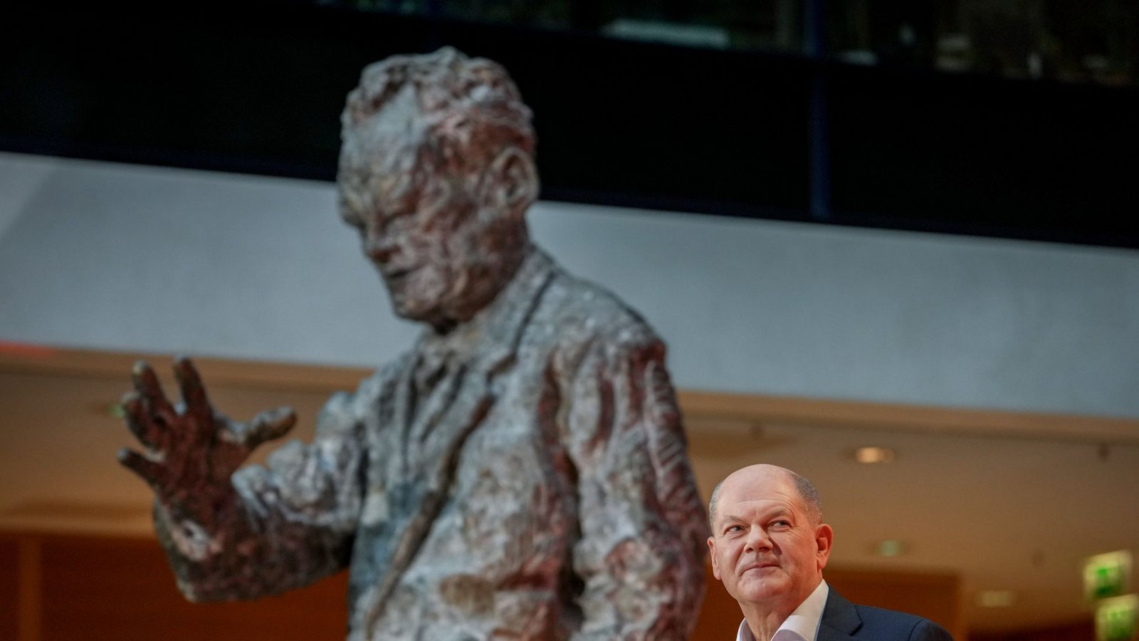 In der SPD ist im Hintergrund einer immer mit dabei: Olaf Scholz mit der Statue von Willy Brandt.Foto: dpa/Kay Nietfeld In der SPD ist im Hintergrund einer immer mit dabei: Olaf Scholz mit der Statue von Willy Brandt.Foto: dpa/Kay Nietfeld