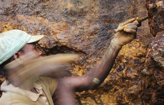 Ein Mann arbeitet in der Mine Zola Zola bei Nzibira in der ostkongolesischen Provinz Süd-Kivu. Heute stimmt das EU-Parlament in Straßburg darüber ab.<span class='image-autor'>Foto: Jürgen Bätz/dpa</span>