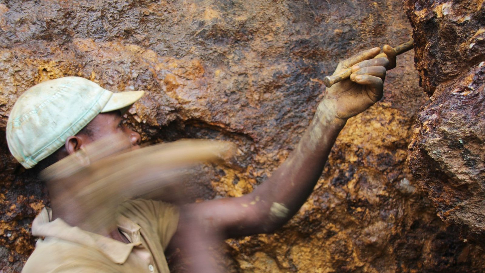 Ein Mann arbeitet in der Mine Zola Zola bei Nzibira in der ostkongolesischen Provinz Süd-Kivu. Heute stimmt das EU-Parlament in Straßburg darüber ab.Foto: Jürgen Bätz/dpa