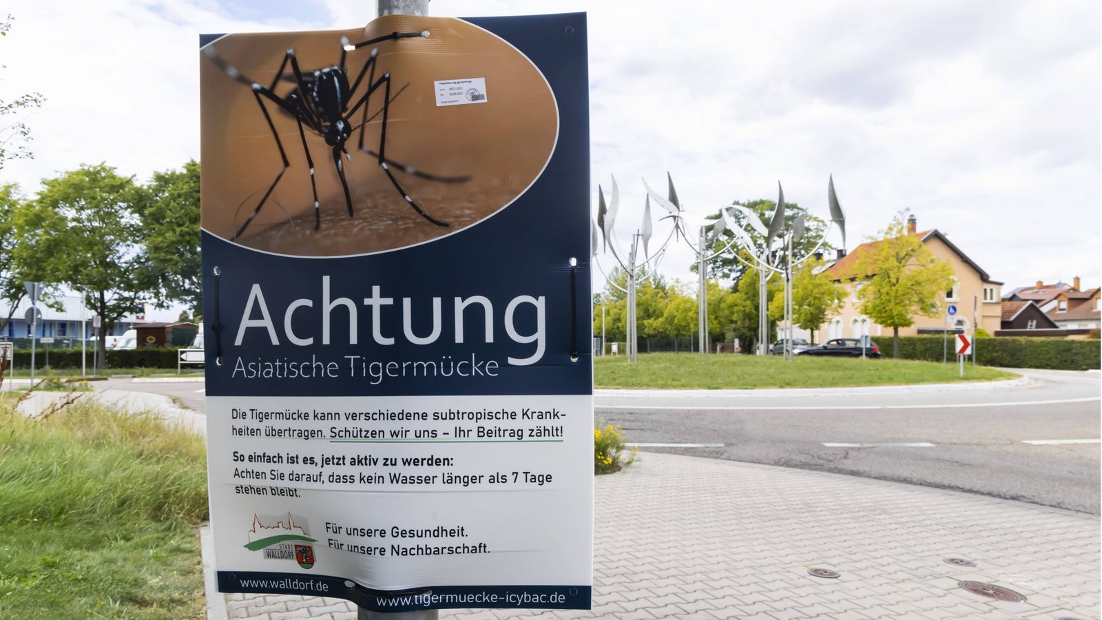 Plakat mit Gefahrenhinweis und Verhaltenshinweis für die Bevölkerung in der Stadt Walldorf.Foto: Imago/Arnulf Hettrich Plakat mit Gefahrenhinweis und Verhaltenshinweis für die Bevölkerung in der Stadt Walldorf.Foto: Imago/Arnulf Hettrich