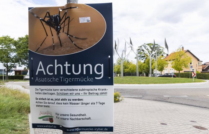 Plakat mit Gefahrenhinweis und Verhaltenshinweis für die Bevölkerung in der Stadt Walldorf.<span class='image-autor'>Foto: Imago/Arnulf Hettrich</span>
