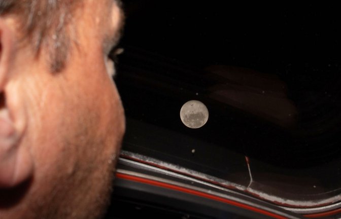 Auf dem Mond gibt es jetzt einen Krater, der nach der gestorbenen Ehefrau von Astronaut Wiseman benannt ist.<span class='image-autor'>Foto: Uncredited/NASA/AP/dpa</span>